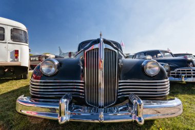 bir retro araba beyaz zemin üzerine siyah. izole