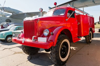 bir retro araba beyaz zemin üzerine siyah. izole