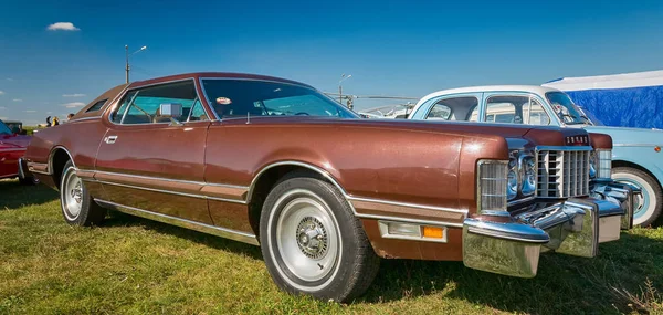 Svart en retro bilen på en vit bakgrund. isolerade — Stockfoto