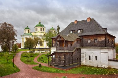 Eski manastırın sonbaharda