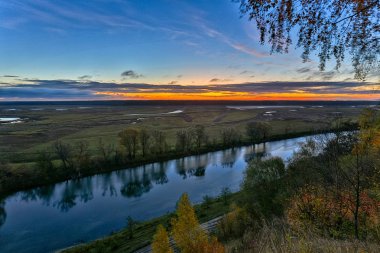 Nehrin üzerinde şafak