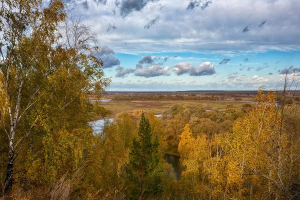 Podzim barevné listí nad jezerem s krásnými lesy v červené a žluté barvě. — Stock fotografie