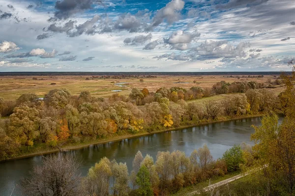 Musim gugur penuh warna dedaunan di atas danau dengan hutan yang indah dengan warna merah dan kuning. — Stok Foto