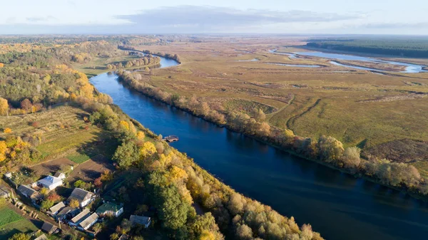 Luchtfoto uitzicht over de kleine rivier — Stockfoto