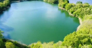 Hava ormanıyla çevrili Gölü