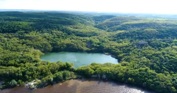 Lago rodeado de bosque con aire — Vídeos de Stock