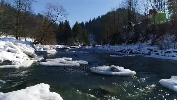 Река зимой — стоковое видео