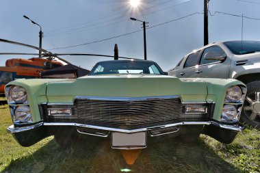 Gün batımında kalan eski model araba.