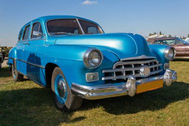 Gün batımında kalan eski model araba.