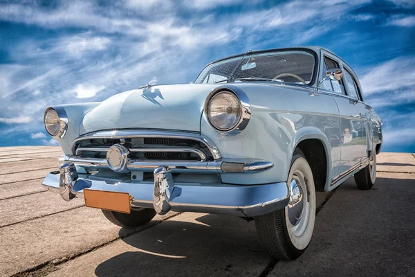 Voiture vintage séjournant au coucher du soleil . — Photo