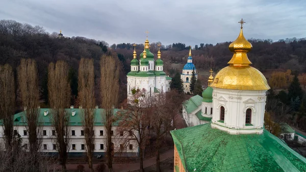 An opening view from the Botanical garden to the Vydubitsky Monastery — Stock Photo, Image