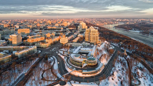 Orangefarbener Sonnenuntergang und Wolken über der Stadtlandschaft Kiew, Ukraine, Europa — Stockfoto