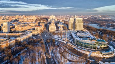 Turuncu günbatımı ve bulut cityscape Kiev, Ukrayna, Avrupa üzerinden