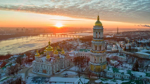 Turuncu günbatımı ve bulut cityscape Kiev, Ukrayna, Avrupa üzerinden