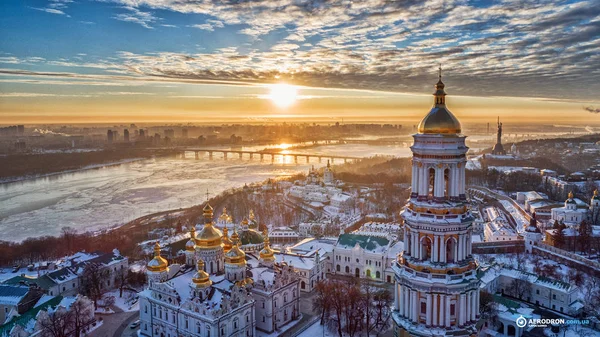 Turuncu günbatımı ve bulut cityscape Kiev, Ukrayna, Avrupa üzerinden