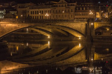 Eski Tbilisi gündüz ve gece