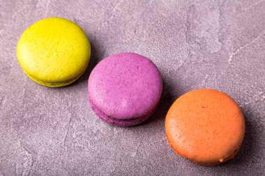 pembe bir arka plan üzerinde acıbadem kurabiyesi