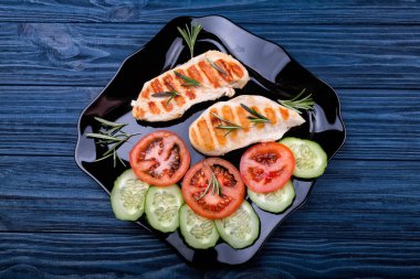 Sebzeli ızgara tavuk biftek Üstten Görünüm