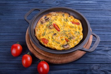 Omlet bir demir tava üzerinde. Yemek için Restoran