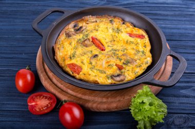 Omlet bir demir tava üzerinde. Yemek için Restoran