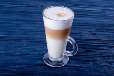 Latte sanat şekiller izole beyaz arka plan üzerinde listesi