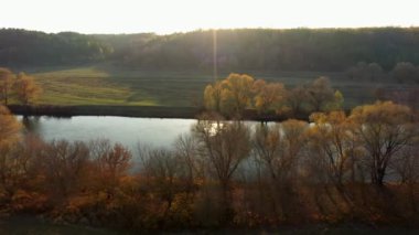 Bir doğa parkında güneşli bir sonbahar günü.