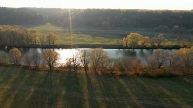 Bir doğa parkında güneşli bir sonbahar günü.
