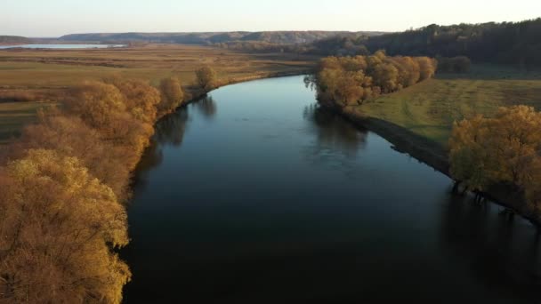 Slunečný podzimní den v přírodním parku, letecký záběr — Stock video