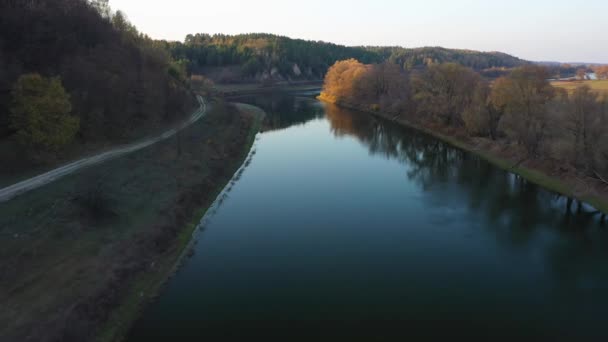 Slunečný podzimní den v přírodním parku, letecký záběr — Stock video