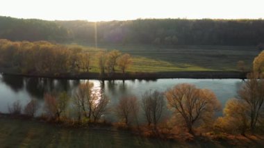 Bir doğa parkında güneşli bir sonbahar günü.