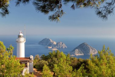 Gelidonya Deniz fenerinden günbatımı ve ada manzarası. Lycian Yolu, Antalya Türkiye.