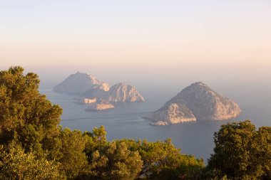Türkiye 'de resim gibi Akdeniz manzarası. Antalya 'nın Kemer ilçesi Tekirova köyü yakınlarındaki küçük bir körfezde dramatik bir gün doğumu..