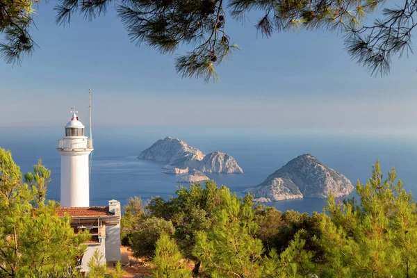Gelidonya Deniz fenerinden günbatımı ve ada manzarası. Lycian Yolu, Antalya Türkiye.