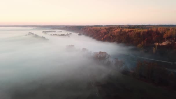 4K повітряна точка зору. Сонячний і туманний ранок над річкою, туман на сонці . — стокове відео