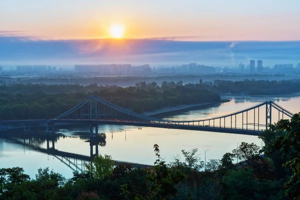 Mooie rode dageraad boven de stad Kiev, — Stockfoto