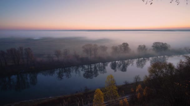 Hajnal a ködös folyó felett. 4k időintervallum — Stock videók