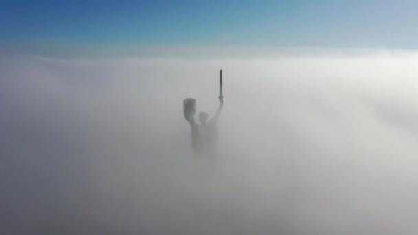 Flygfoto över Foggy Kiev City i höst — Stockvideo