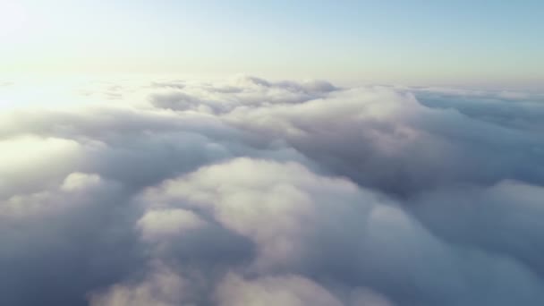 Vista aerea. Volare nella nebbia, volare nella nebbia. Fotocamera aerea scattata. Volo sopra le nuvole verso il sole. Tempo nebbioso, vista dall'alto. — Video Stock