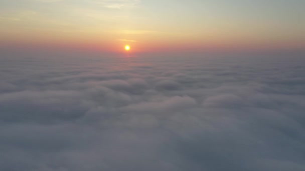 Vista aérea. Volar en la niebla, volar en la niebla. Cámara aérea grabada. Vuelo por encima de las nubes hacia el sol. Clima brumoso, vista desde arriba. — Vídeos de Stock