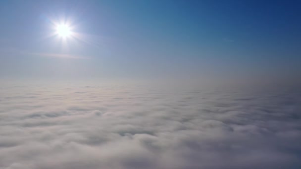 Letecký pohled. Létají v mlze, létají v mlze. Letecký záběr z kamery. Let nad mraky směrem ke slunci. Mlhavé počasí, pohled shora. — Stock video