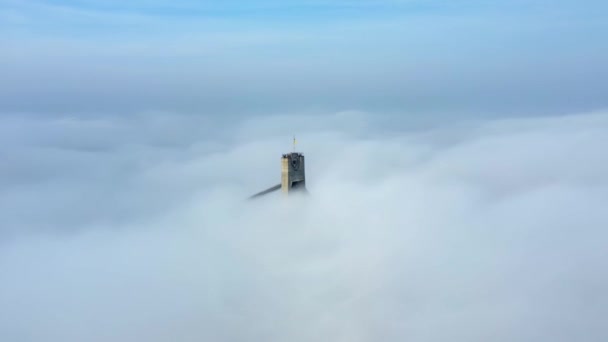 Вид с воздуха на туманный город Киев осенью — стоковое видео