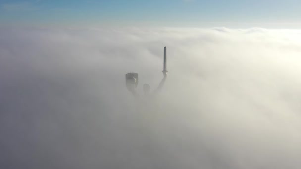 Вид с воздуха на туманный город Киев осенью — стоковое видео
