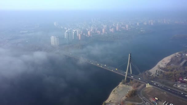 Vista aerea della nebbiosa città di Kiev in autunno — Video Stock