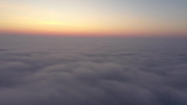 Vista aerea. Volare nella nebbia, volare nella nebbia. Fotocamera aerea scattata. Volo sopra le nuvole verso il sole. Tempo nebbioso, vista dall'alto. — Video Stock