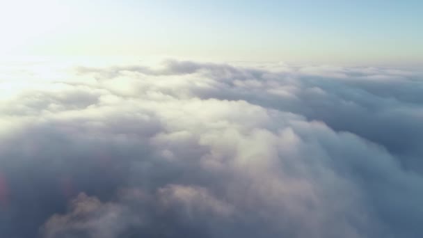 Hava görüntüsü. Sisin içinde uçmak, sisin içinde uçmak. Hava kamerası görüntüsü. Bulutların üzerinden güneşe doğru uç. Sisli hava, yukarıdan manzara. — Stok video