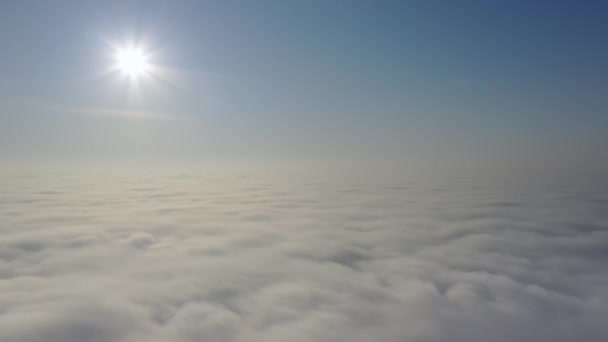 Hava görüntüsü. Sisin içinde uçmak, sisin içinde uçmak. Hava kamerası görüntüsü. Bulutların üzerinden güneşe doğru uç. Sisli hava, yukarıdan manzara. — Stok video