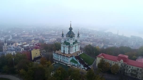 Vista aérea de la nebulosa ciudad de Kiev en otoño — Vídeos de Stock