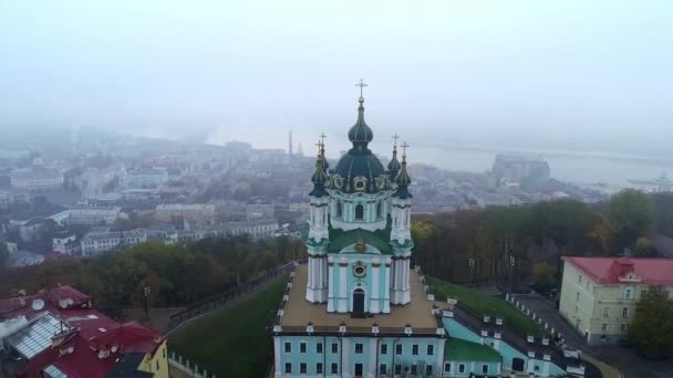 Vista aérea de la nebulosa ciudad de Kiev en otoño — Vídeos de Stock