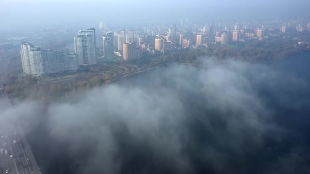 Luchtfoto van de mistige Kiev stad in het najaar — Stockvideo