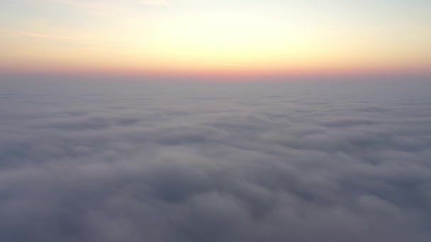 Vista aérea. Volar en la niebla, volar en la niebla. Cámara aérea grabada. Vuelo por encima de las nubes hacia el sol. Clima brumoso, vista desde arriba. — Vídeos de Stock